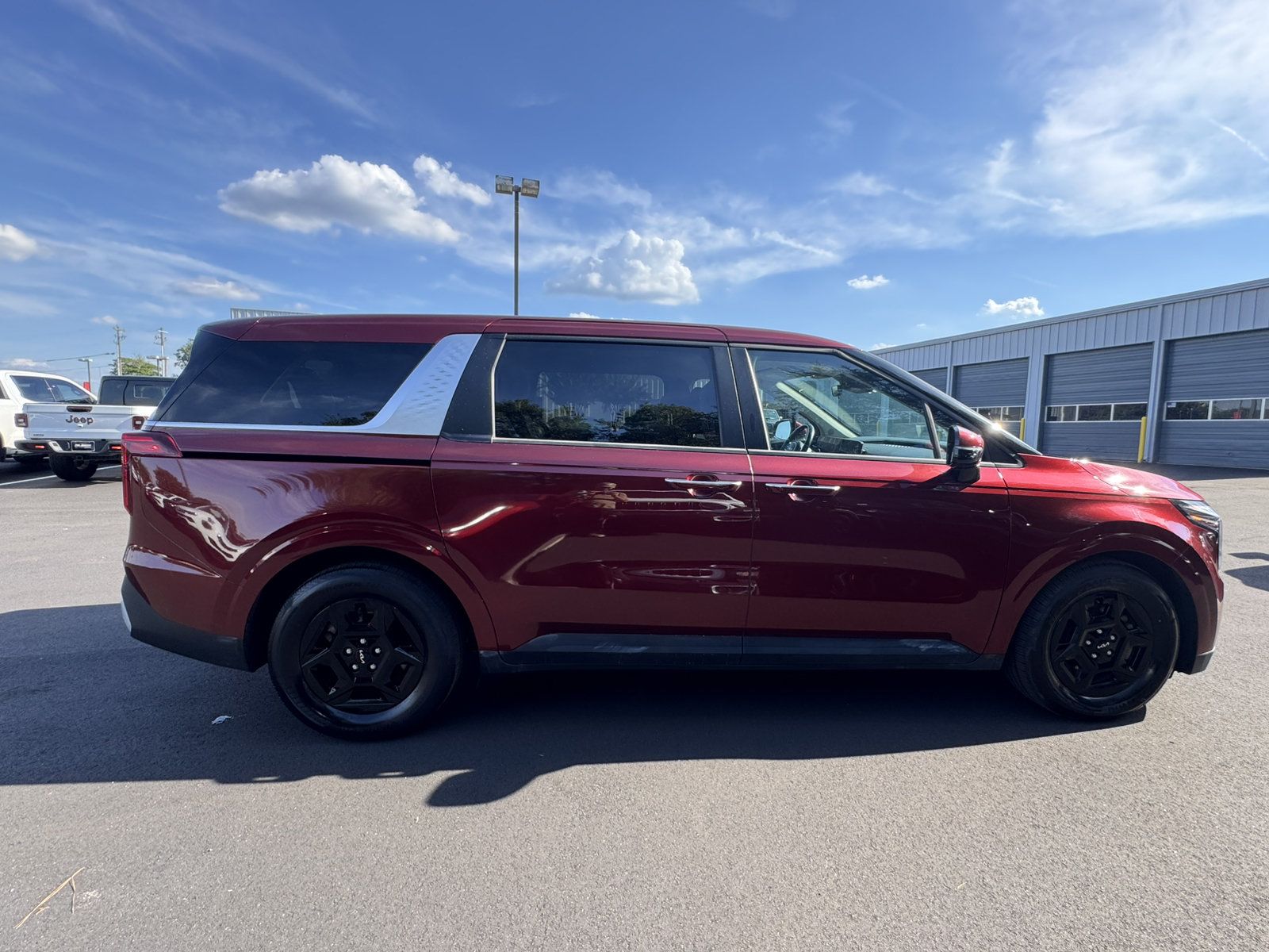 Used 2025 Kia Carnival FWD image 4