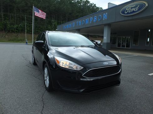 Used 2018 Ford Focus SE FWD image 1