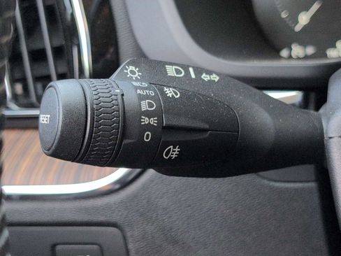 Used 2021 Volvo XC60 T6 Momentum w/ Premium Package AWD/4WD image 26