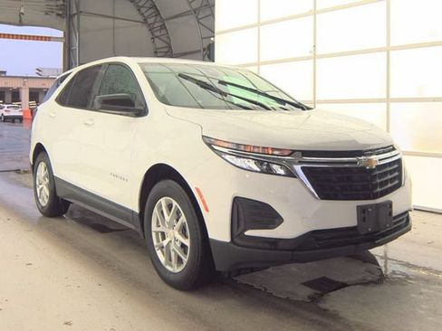 Used 2022 Chevrolet Equinox LS w/ LS Convenience Package AWD/4WD image 4