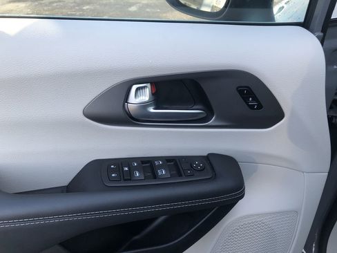 Used 2023 Chrysler Pacifica Touring-L image 22