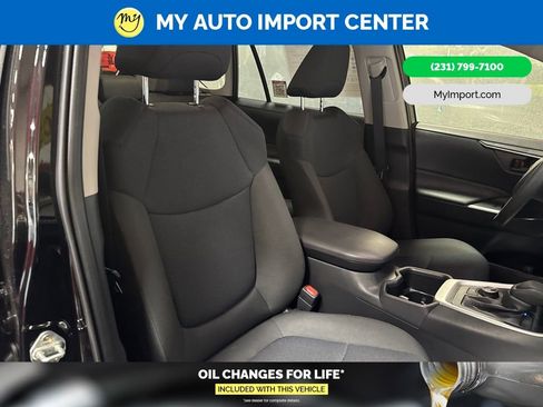 Used 2025 Toyota RAV4 LE AWD/4WD image 28