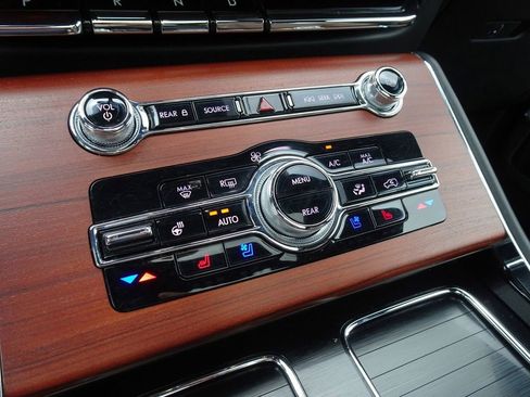 Used 2022 Lincoln Aviator Reserve w/ Equipment Group 201A AWD/4WD image 17