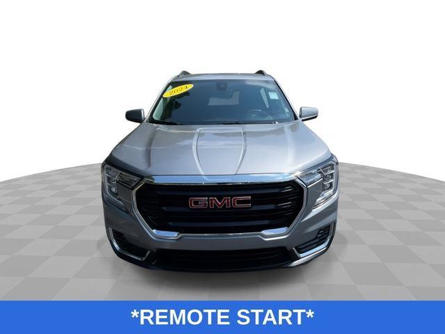 Used 2024 GMC Terrain SLE w/ Driver Convenience Package FWD image 4