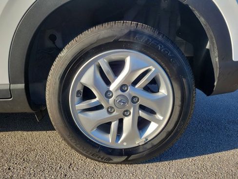 Certified 2025 Hyundai Venue SE image 5