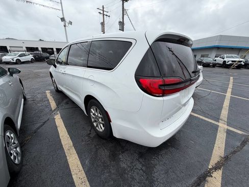 Used 2024 Chrysler Pacifica Touring-L FWD image 3