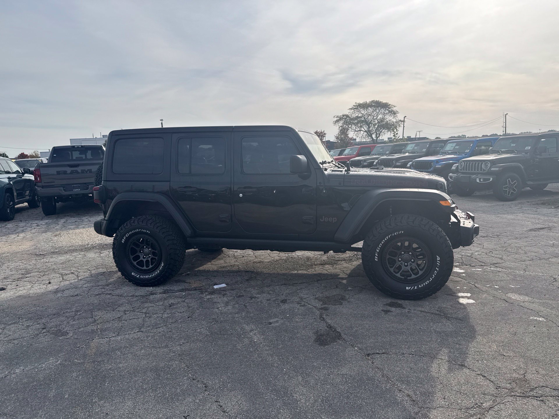Used 2022 Jeep Wrangler Unlimited Rubicon w/ Xtreme Recon 35" Tire Package AWD/4WD image 5