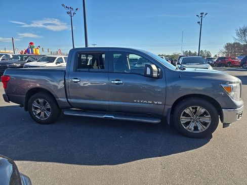 Used 2019 Nissan Titan SV w/ SV Convenience Package image 2