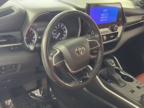 Used 2023 Toyota Highlander XSE FWD image 11