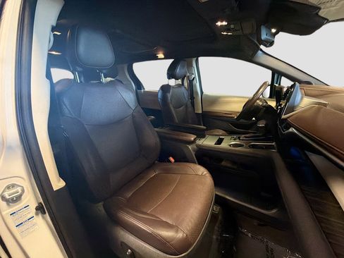 Used 2021 Toyota Sienna Platinum image 33