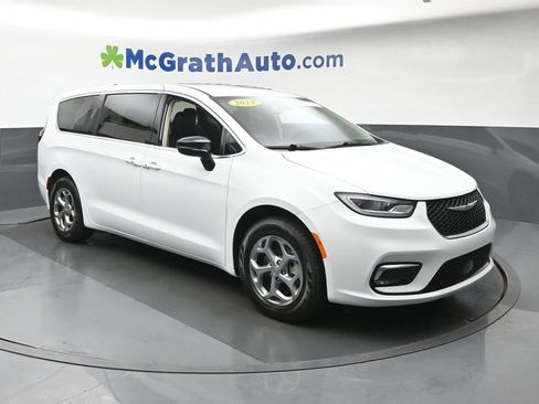 Used 2024 Chrysler Pacifica Limited AWD/4WD image 2