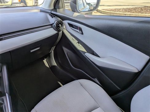 Used 2019 Toyota Yaris L image 16