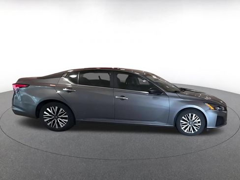 Used 2025 Nissan Altima 2.5 SV FWD image 12
