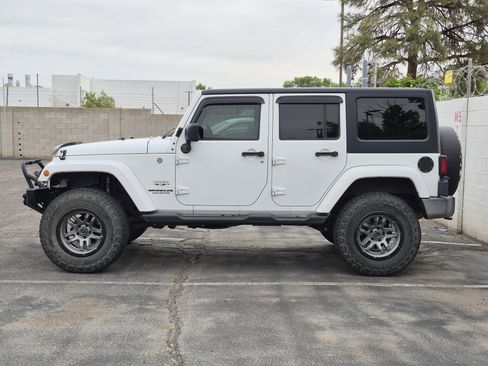 Used 2016 Jeep Wrangler Unlimited Sahara w/ Connectivity Group AWD/4WD image 9