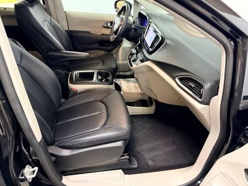 Used 2024 Chrysler Pacifica Touring-L FWD image 33
