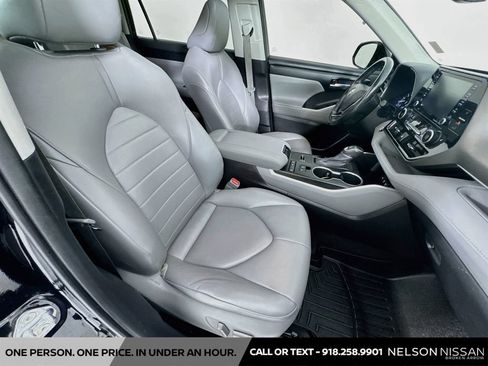 Used 2021 Toyota Highlander XLE FWD image 29