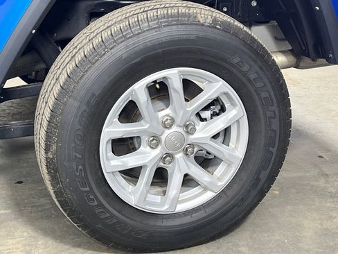 Used 2023 Jeep Gladiator Sport image 32