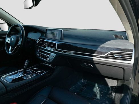 Used 2021 BMW 740i w/ Premium Package RWD image 31