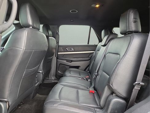 Used 2018 Ford Explorer XLT FWD image 11