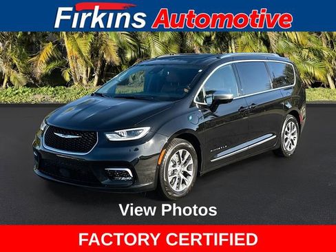 Used 2025 Chrysler Pacifica Pinnacle image 1