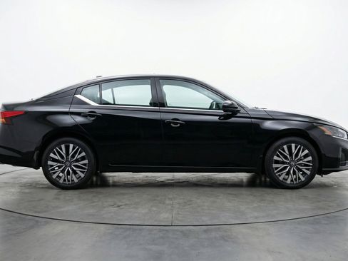 Used 2025 Nissan Altima 2.5 SV image 11