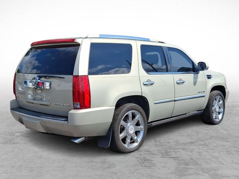 Used 2011 Cadillac Escalade Premium image 5