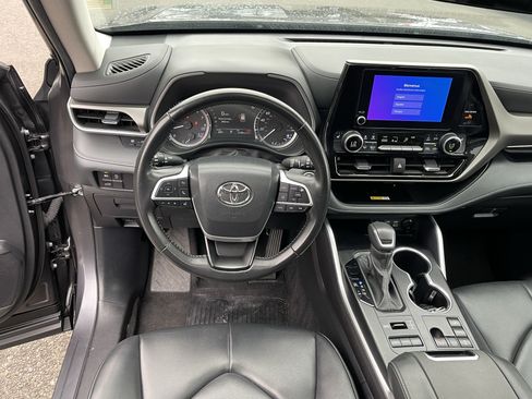 Certified 2024 Toyota Highlander XLE AWD/4WD image 12