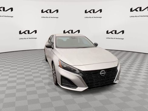 Used 2024 Nissan Altima 2.5 SV FWD image 2
