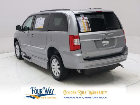 Used 2015 Chrysler Town & Country Touring FWD image 7