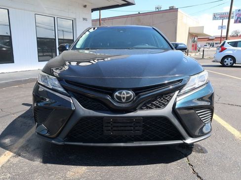 Used 2020 Toyota Camry SE image 2