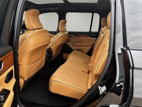 Used 2023 Jeep Grand Cherokee Summit image 8