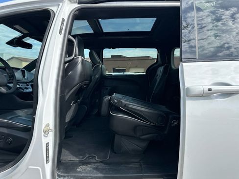 Used 2025 Chrysler Pacifica Limited FWD image 6