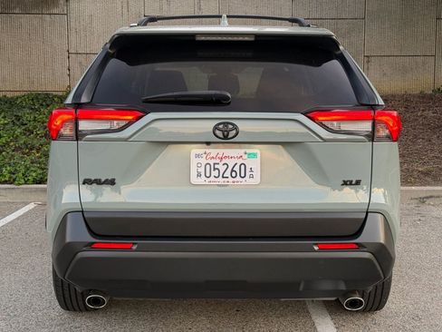 Used 2019 Toyota RAV4 XLE w/ Convenience Package FWD image 12