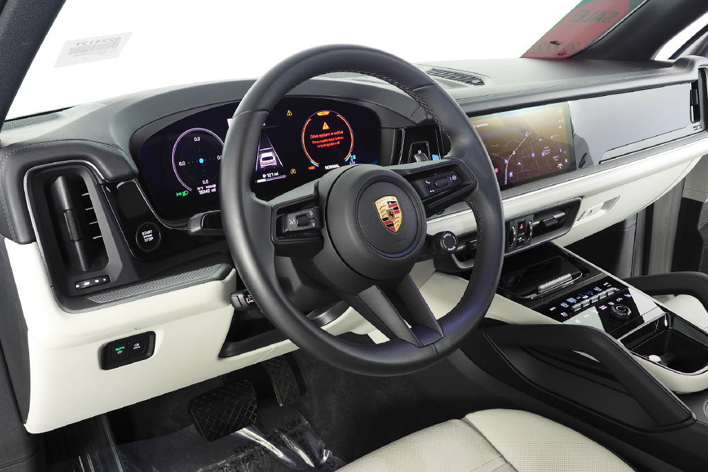 Used 2025 Porsche Cayenne AWD/4WD image 31