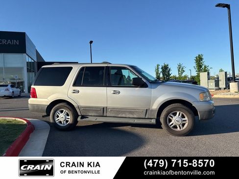 Used 2004 Ford Expedition XLT image 2