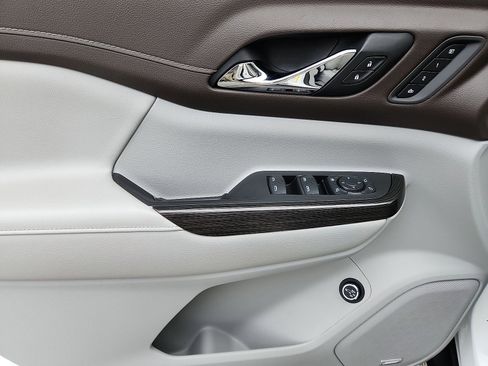 Used 2021 GMC Acadia SLT w/ Technology Package image 10