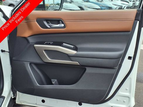 Used 2023 Nissan Pathfinder Platinum FWD image 11