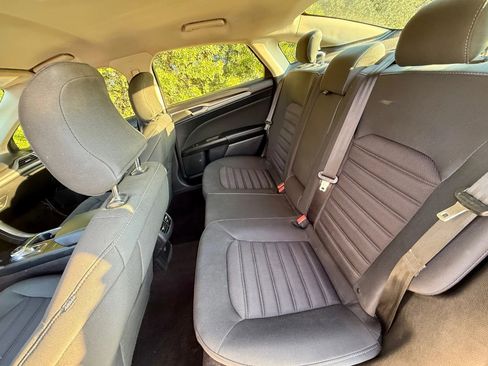 Used 2019 Ford Fusion SE image 6