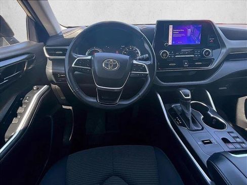 Used 2023 Toyota Highlander LE FWD image 7