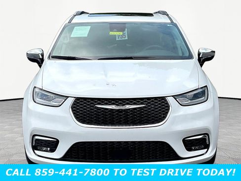 Used 2023 Chrysler Pacifica Limited FWD image 2
