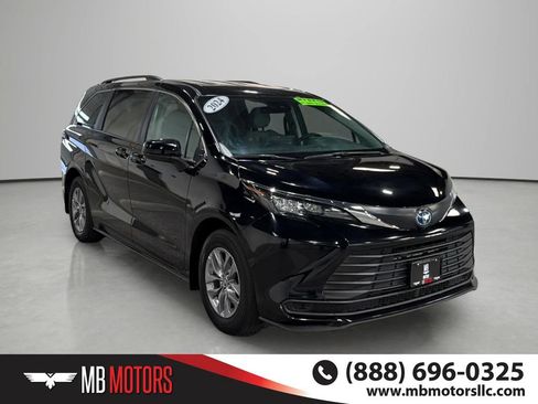 Used 2024 Toyota Sienna LE AWD/4WD image 2