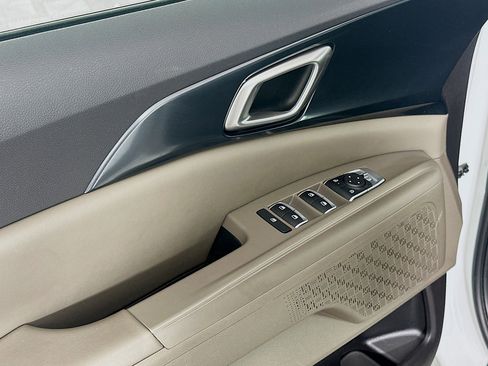 Used 2025 Kia Carnival FWD image 15