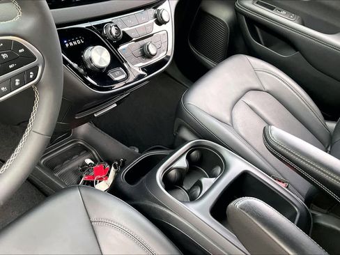 Used 2025 Chrysler Pacifica Select image 16