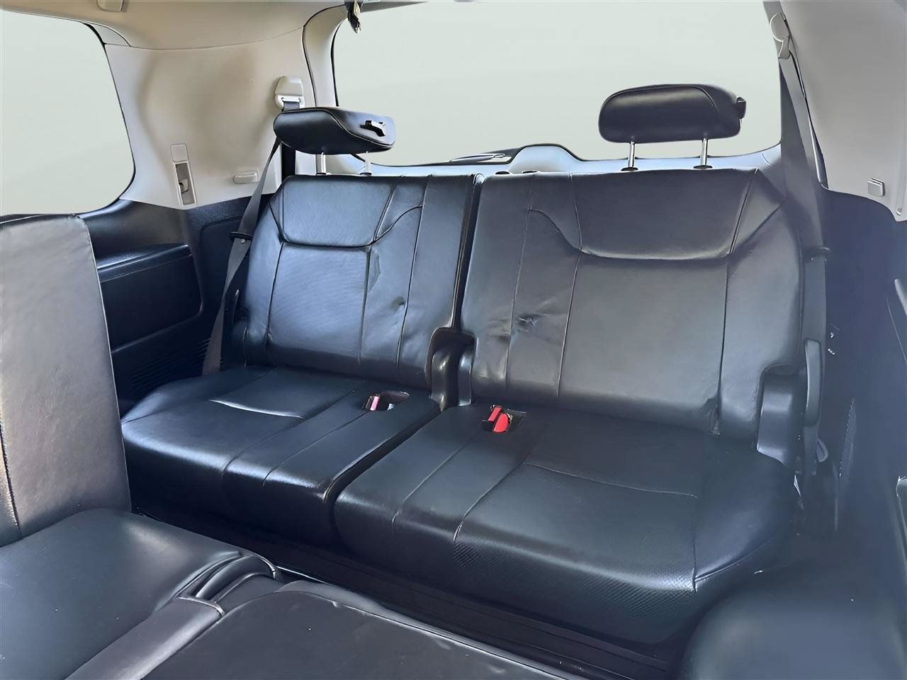Used 2011 Lexus LX 570 4WD w/ Luxury Pkg image 39