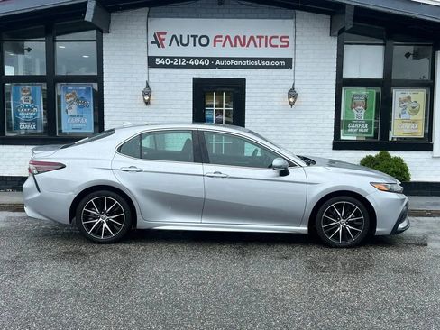 Used 2022 Toyota Camry SE FWD image 5