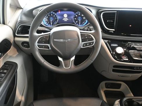 Used 2024 Chrysler Pacifica Touring-L image 13