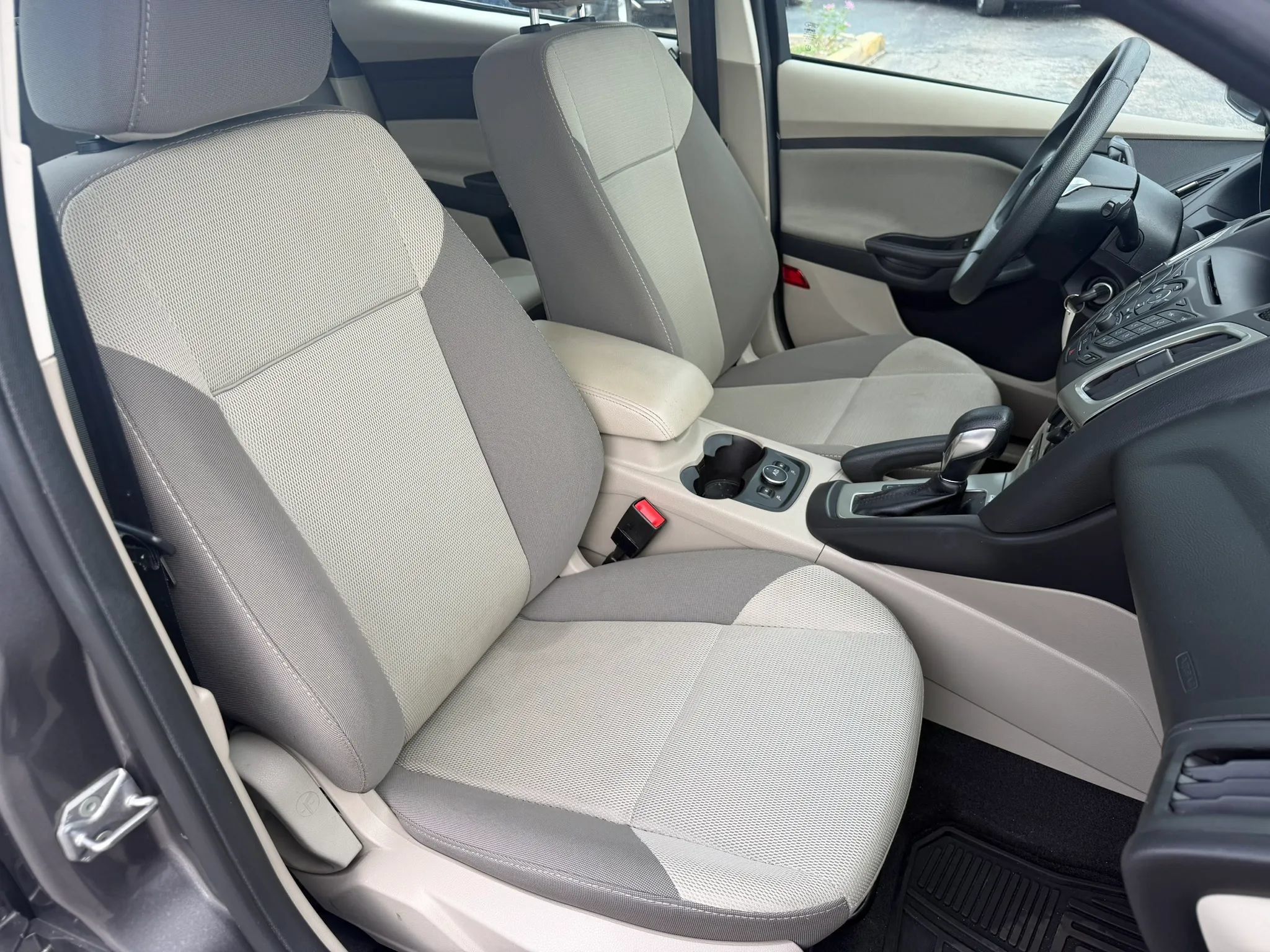 Used 2014 Ford Focus SE w/ SE Winter Package FWD image 11