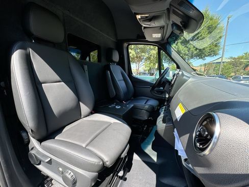 Used 2022 Mercedes-Benz Sprinter 2500 image 31
