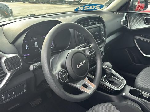 Certified 2025 Kia Soul LX w/ LX Technology Package FWD image 11