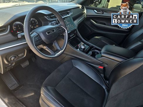 Used 2023 Jeep Grand Cherokee Altitude RWD image 9
